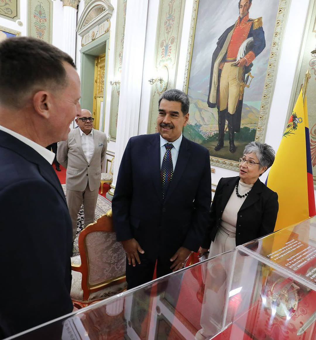 richiegranda's tweet photo. Contundente mensaje: Donald Trump a Nicolás Maduro;

No te reconozco como Presidente legítimo de Venezuela 🇻🇪 , pero te trato como si lo fueras! 🙄

Atentamente;
President Donal Trump https://t.co/Y3fiXL9LD9