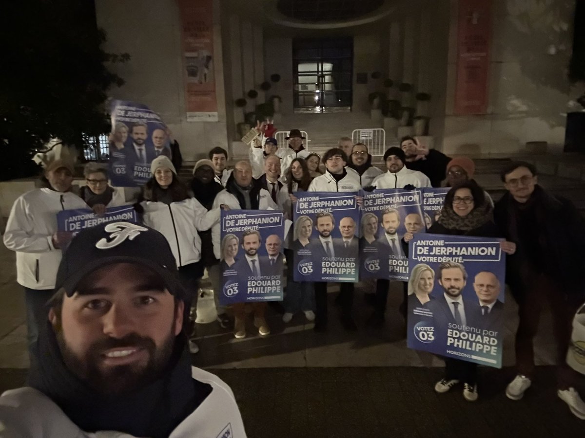 🔵 Dernière opération militante avec l’équipe !

🚀Très fier de cette équipe déterminée et si engagée !

🗳️Dimanche 2 février, votez 3 !

#BoulogneBillancourt #Circo9209 <a href="/EPhilippe_LH/">Edouard Philippe</a> <a href="/HorizonsLeParti/">Horizons</a>