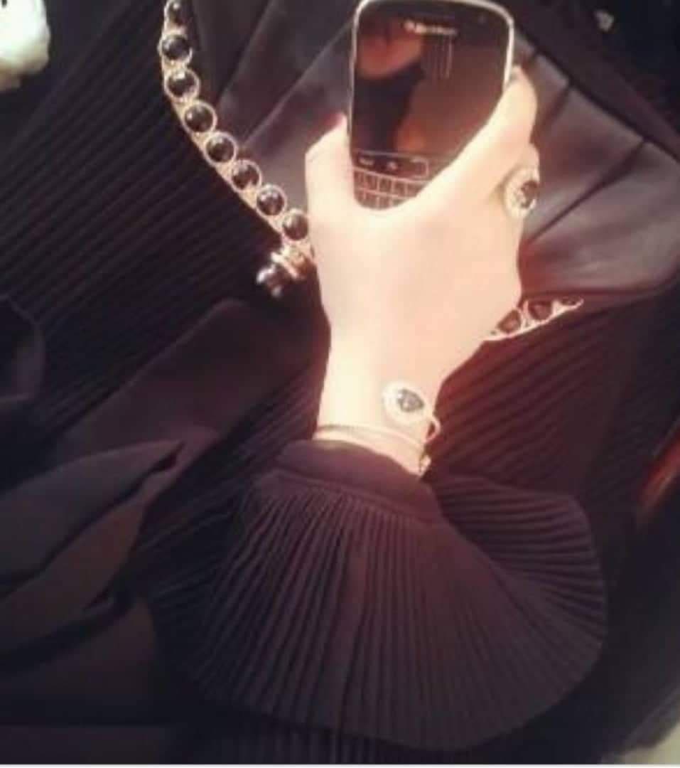 اقرب وخذ مني عهود و مواثيق
عهداً بجاه الله والايمـان موثوق

انگ لتبقى فوق كل المخاليـق
دام الوطى تحتي ودام السماء فوق

شہمہؤخہ ✍🏻