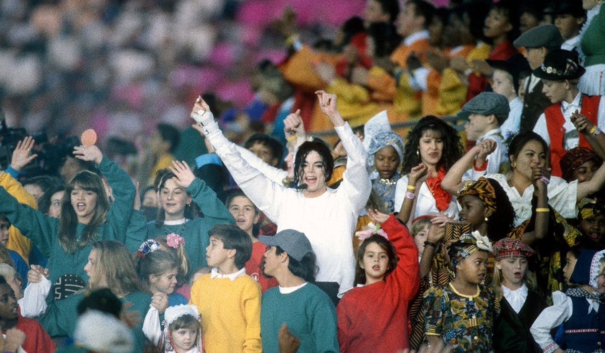 HechosMJJ's tweet photo. Hace 32 años, Michael Jackson hizo historia con su icónica presentación en el medio tiempo del Super Bowl XXVll. #HechosMJJ https://t.co/cBx1H6iGJ4