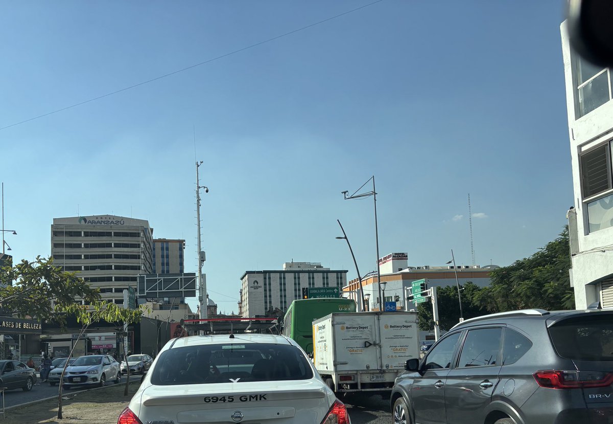 MtroCivico's tweet photo. Semáforo de Av. Revolución al cruce con la Calzada Independencia sin funcionar. @Trafico_ZMG @JaliscoVial @TransporteJal https://t.co/UObtKIRVmo