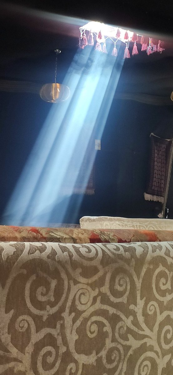 Nasıl olsa efkarlıyız,nasıl olsa çayımızı da içeriz sisli sokak aralarında kısa sandalyelerde…