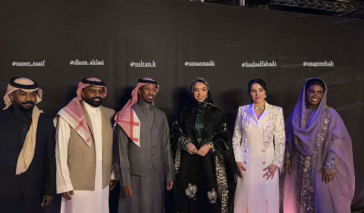 - الفنانة #زينة_عماد برفقة الفنانين المشاركين بالميدلي من حفل #فنان_العرب_والنجوم ❤️📸