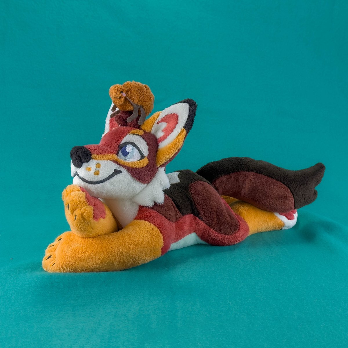 WispyChipmunk's tweet photo. Finished this gal up for @lakehund last week! I just love Fleabag, and she has such a perfectly balanced design for a beanie. I couldn't think of a way to make it look like she had fleas, but I gave her a little mini flea friend that she can hold in her mouth via magnets! https://t.co/ki74EjJDFa