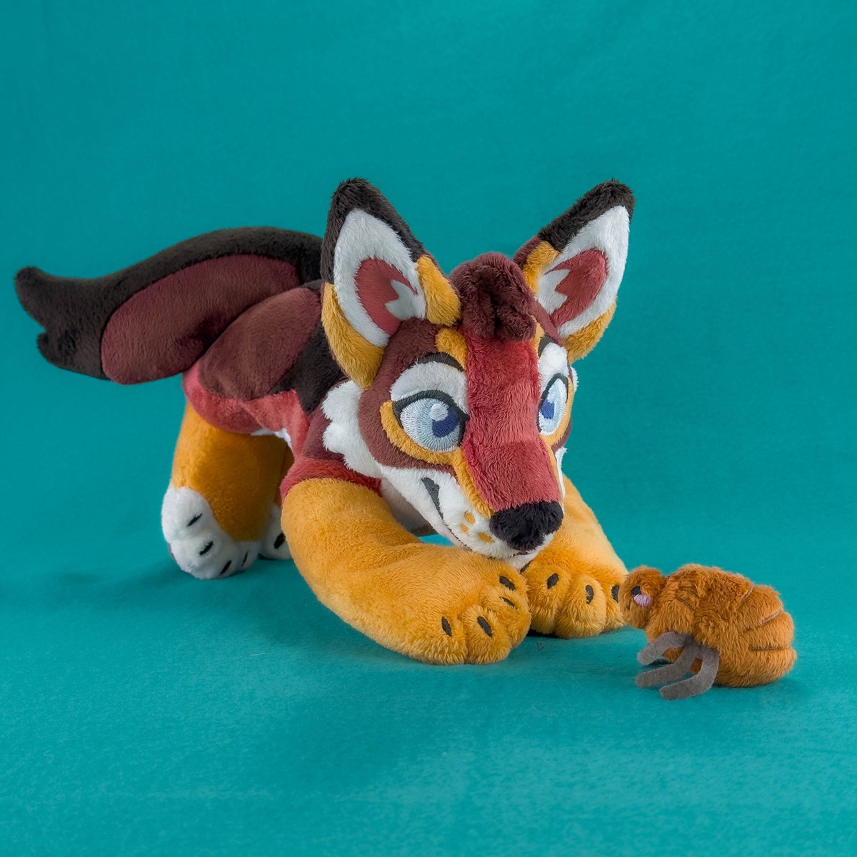 WispyChipmunk's tweet photo. Finished this gal up for @lakehund last week! I just love Fleabag, and she has such a perfectly balanced design for a beanie. I couldn't think of a way to make it look like she had fleas, but I gave her a little mini flea friend that she can hold in her mouth via magnets! https://t.co/ki74EjJDFa