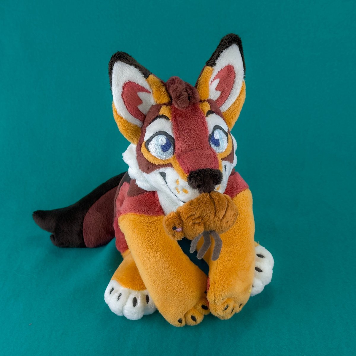 WispyChipmunk's tweet photo. Finished this gal up for @lakehund last week! I just love Fleabag, and she has such a perfectly balanced design for a beanie. I couldn't think of a way to make it look like she had fleas, but I gave her a little mini flea friend that she can hold in her mouth via magnets! https://t.co/ki74EjJDFa