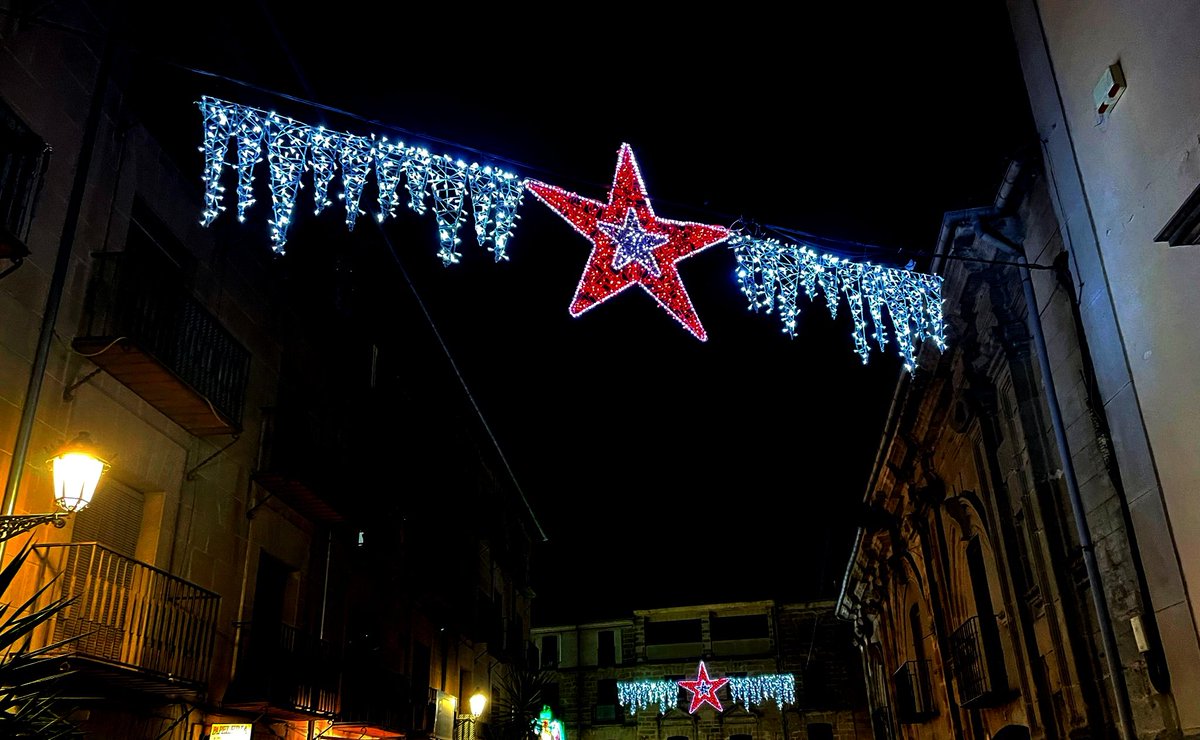 Iluminación de Navidad de Baeza 2024-2025, instalada por Copyxsa Iluminación. #iluminación #alumbrado #navidad #Andalucia #lucesdenavidad #alumbradonavideño #Christmas #citylights #lucesnavidad #christmas2024 #Baeza #Jaen 

Fotos realizadas por @jrpec_21