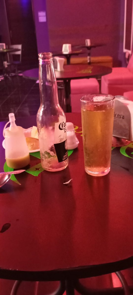 En la hechicera degustando de una deliciosa cervecita