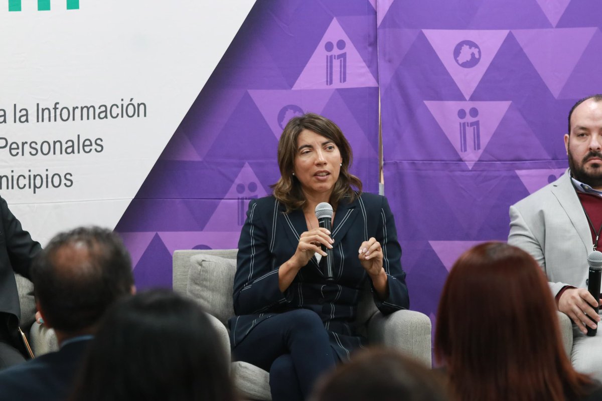 Infoem's tweet image. La panelista y especialista en la materia @amada_arley, expuso algunos casos sobre la regulación en la #InteligenciaArtificial: el caso de #EstadosUnidos, quien pretende desarrollar la #SuperIA; y el caso europeo, donde la regulación existe, pero la inversión no es equiparable.