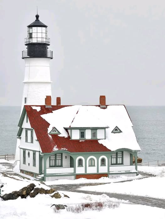 RaBeArt's tweet photo. A winter shot or Portland Head lighthouse located in Cape Elizabeth, Maine. Photographer: Alexander Nova.
#photo #AlexanderNova #lighthouse #CapeElizabeth #Maine #snow #usa https://t.co/QqYBJuAH4y