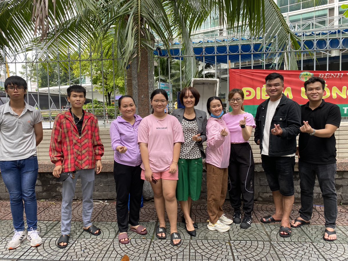 Con năm nay 35 tuổi, hiện đang làm quản lý 1 team sales mảng bán lẻ cho NH nước ngoài sau quá trình dài phấn đấu, quê Lagi Bình Thuận, thu nhập hàng tháng dao động 50-60 triệu.
Thú thật, con đã luôn dõi theo Dượng từ những đầu sách Cafe cùng Tony, Trên Đường