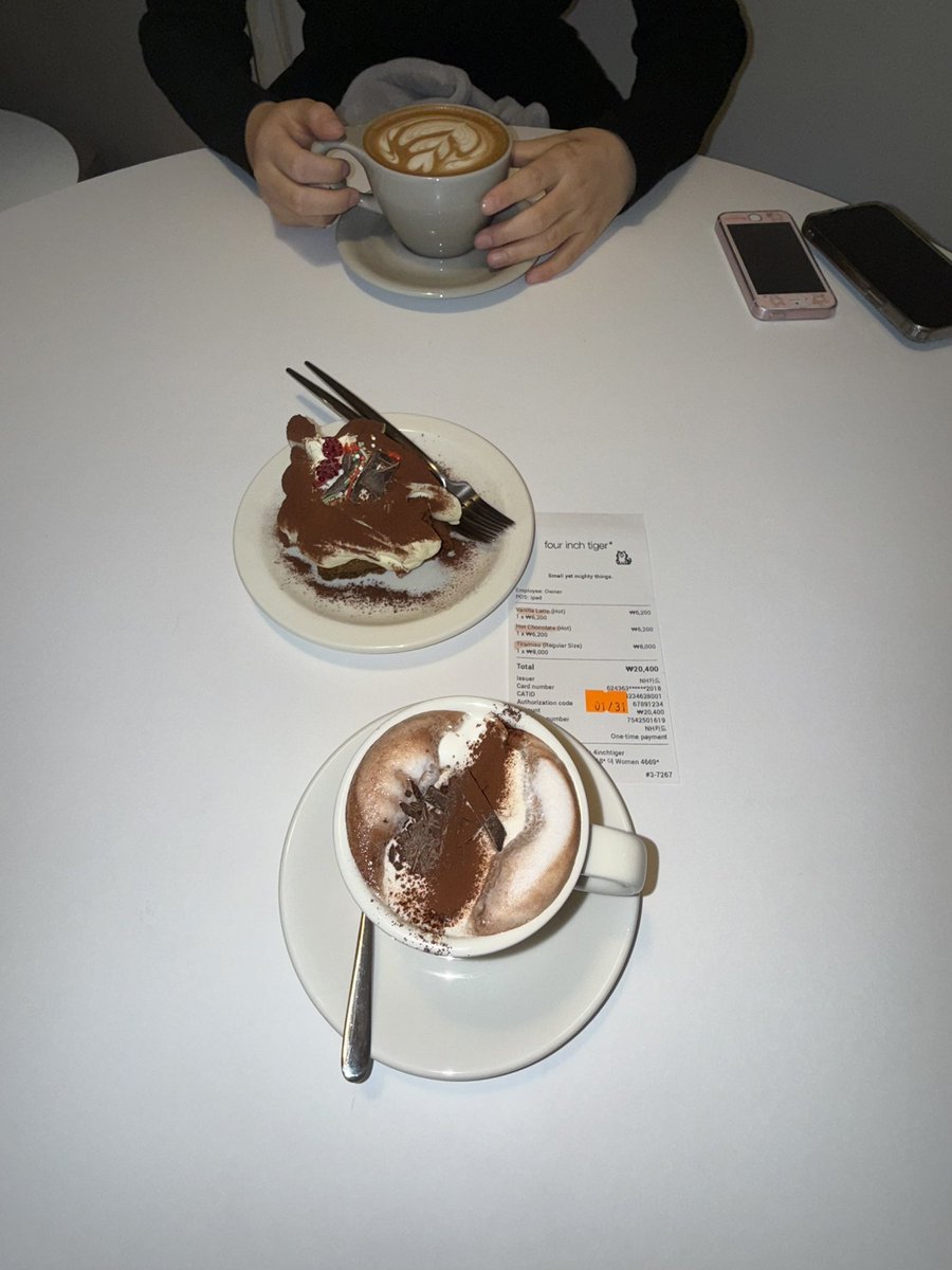 seowunuu's tweet photo. 커피 한잔의 여유를 아는 품격 있는 여자☕️🫵 https://t.co/r1HuaXVdZ3