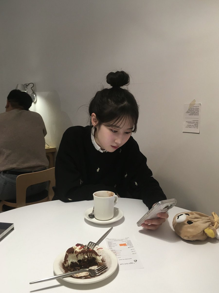 seowunuu's tweet photo. 커피 한잔의 여유를 아는 품격 있는 여자☕️🫵 https://t.co/r1HuaXVdZ3
