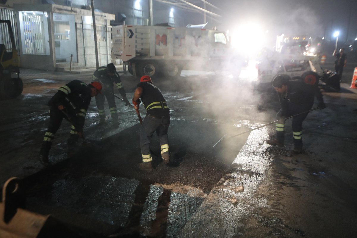 mtygob's tweet photo. Los trabajos se realizaron de 11:30 p.m. a 5:00 a.m. para minimizar afectaciones en la vialidad. Seguimos avanzando con acciones que hacen de #Monterrey una ciudad más segura y funcional.  

#AquíSeResuelve #GobiernoDeMonterrey https://t.co/obfMWtdm4P