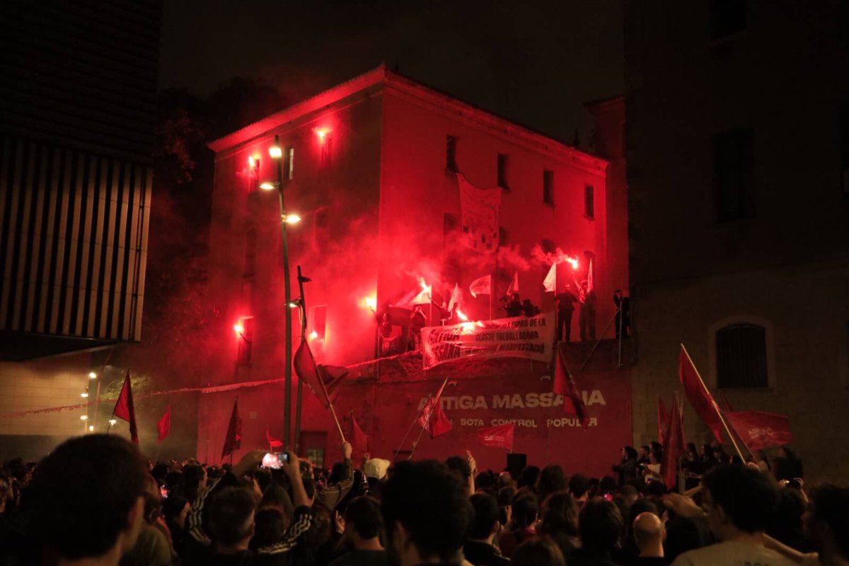 ⬛️Volen una CIUTAT MORTA, gris, sense vida… Un lloc per fer negoci i no per a viure-hi.

🔥Però és trobaran una ciutat que s’organitzarà contra ells, contra polítcs i empresaris.

💖10, 100 i 1000 Massanes!