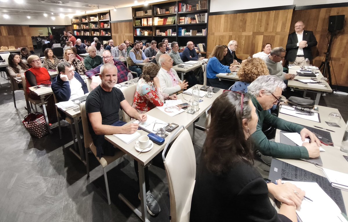 SEMERGENap's tweet photo. 📢Jornada de Grupos de Trabajo con renovación de cargos de coordinadores y una formación en uso de redes sociales. 

#SEMERGEN #GdTSEMERGEN https://t.co/6joqJNNvtd