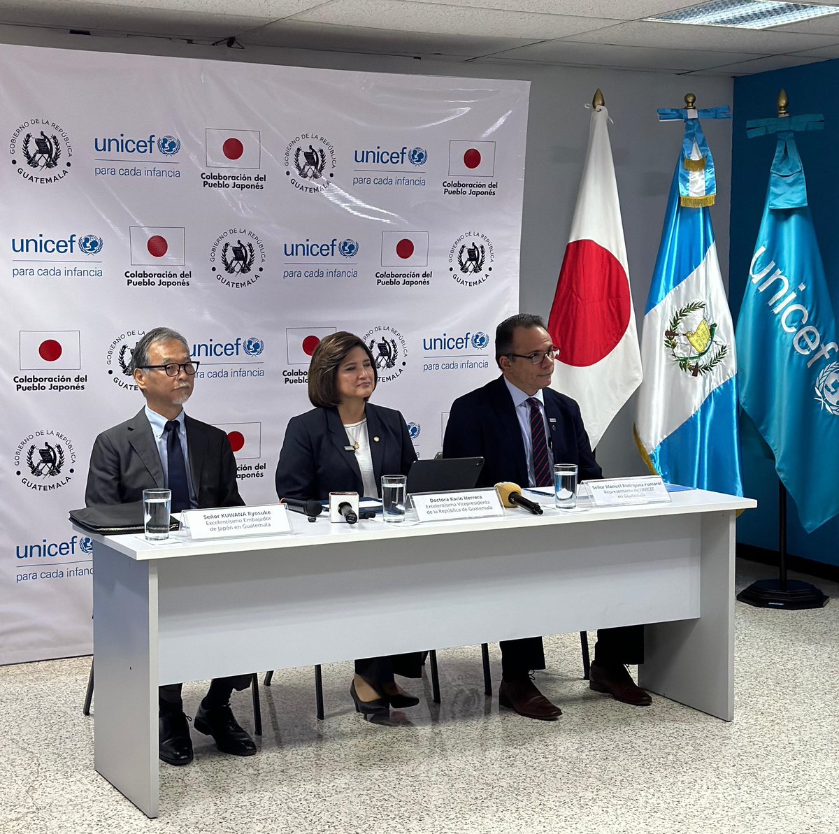 🤝 <a href="/embjapon_gt/">Embajada del Japón en Guatemala</a>  y UNICEF firmaron un acuerdo de colaboración para fortalecer la protección de la niñez y adolescencia en contexto migratorio, junto a <a href="/KarinHerreraVP/">Karin Herrera</a> , quien participó como testigo de honor del Gobierno de Guatemala. 

Con una inversión de $3.3 millones, se