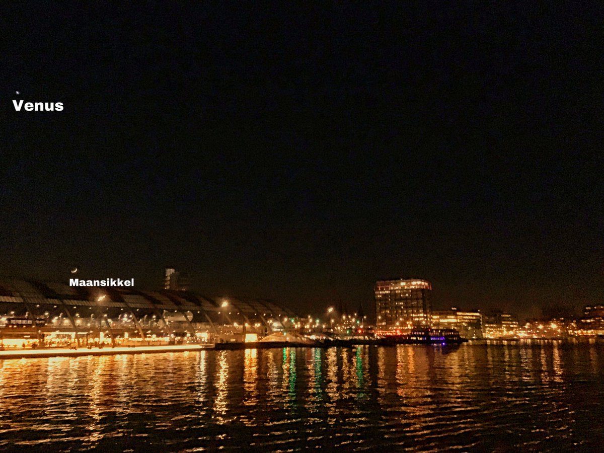 johan_klos's tweet photo. Goedenavond het valt deze nog niet #helemaal tegen om de #maansikkel en #venus te #fotograferen met #ipad wel wat met wat #nabewerking in #snapseed #weerfoto #amsterdam #centraalstation https://t.co/QbmOy7OyWg