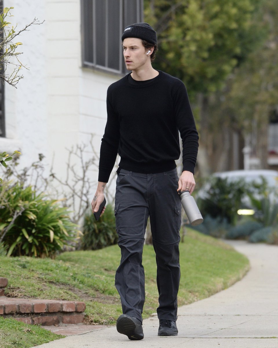 mediaTMU's tweet image. More of Shawn Mendes iin LA yesterday