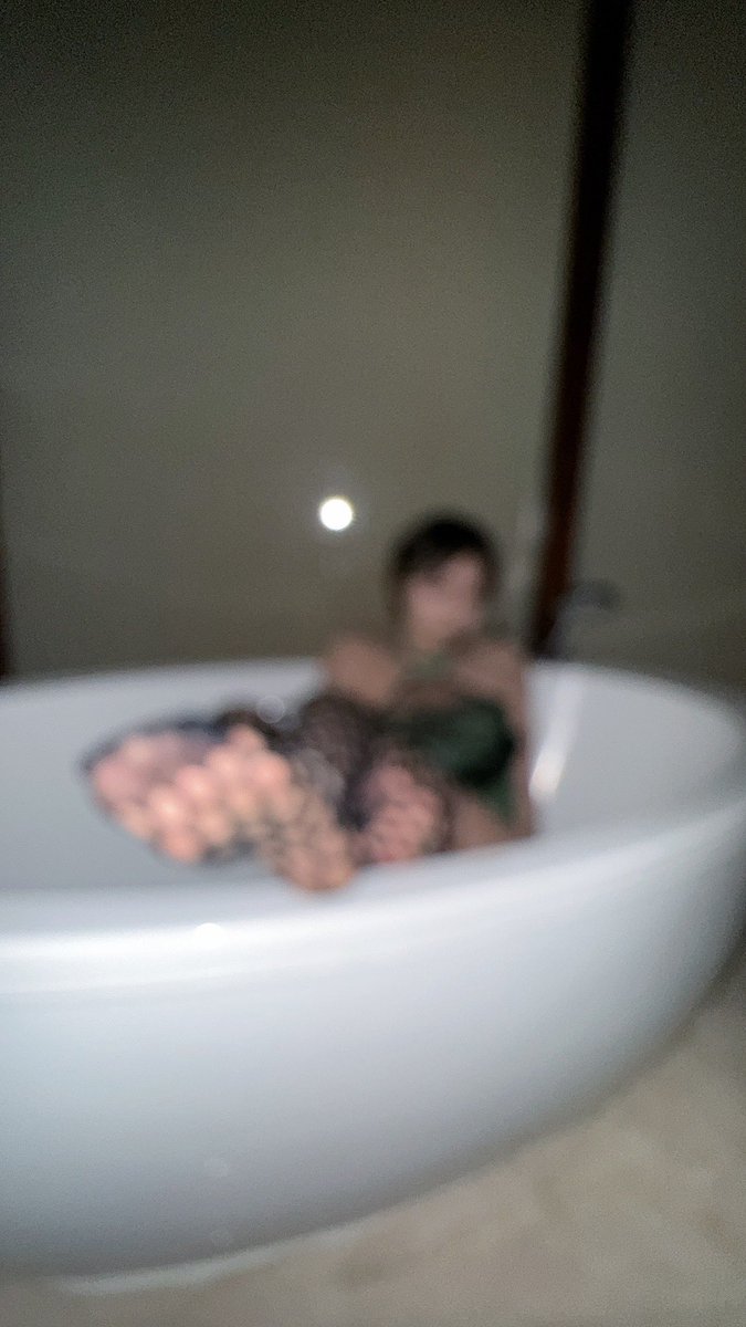男娘区有种特别的性癖。就是作为雌性，把牛子用平板锁锁住，然后戴一个假鸡吧，一边撸鸡巴一边玩乳首。大概意思好像是「我不配做一个雄性，我只配玩假牛子，废物阴蒂喷水水」。

十分有趣。 https://t.co/ePNBISm1aL