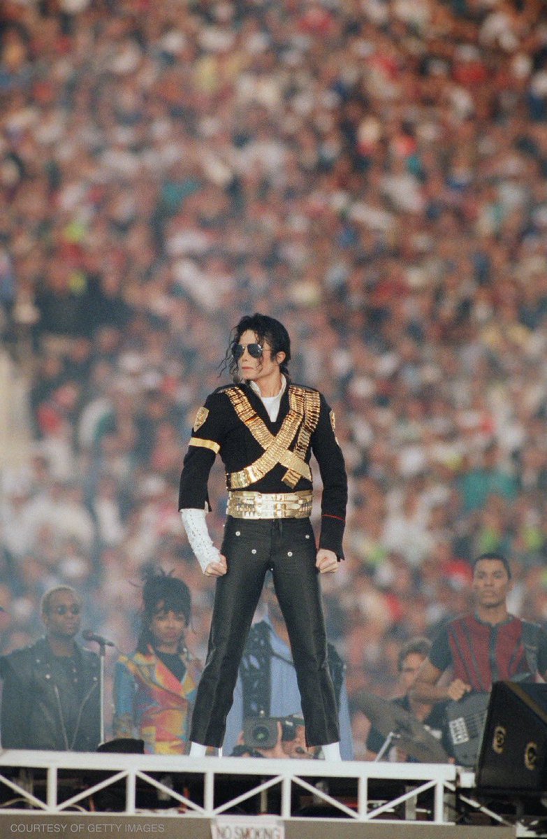 32 years ago today, Michael Jackson 
performed at Super Bowl XXVII 🐐👑