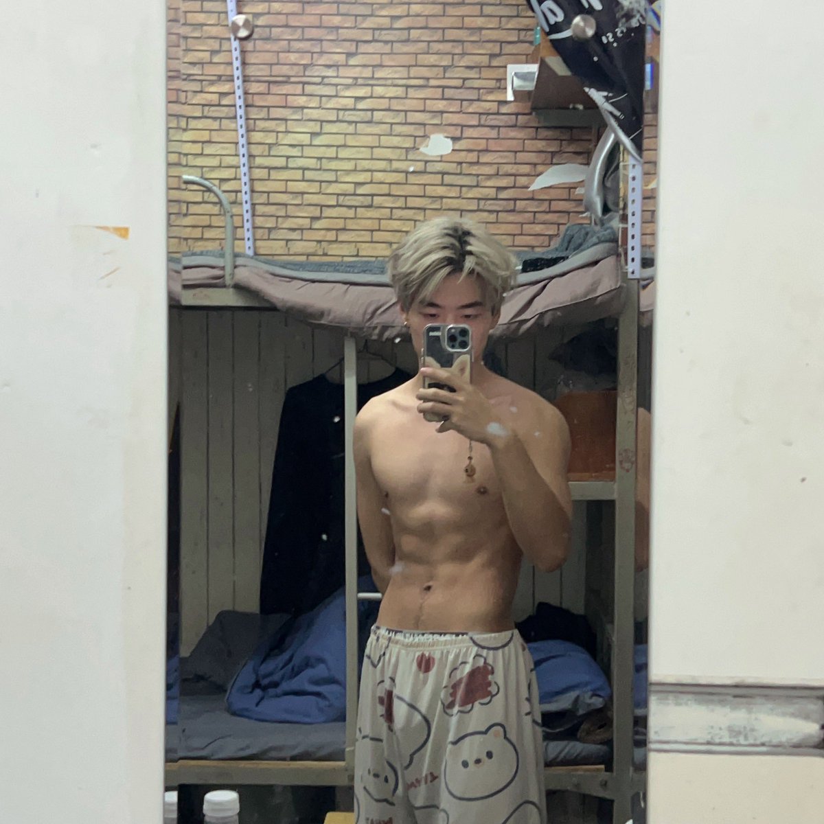 新的一年 好想每天都把自己冲晕🥺
#自慰 #男大学生 #手冲 #男菩萨 #NSFW #涩涩 #色色