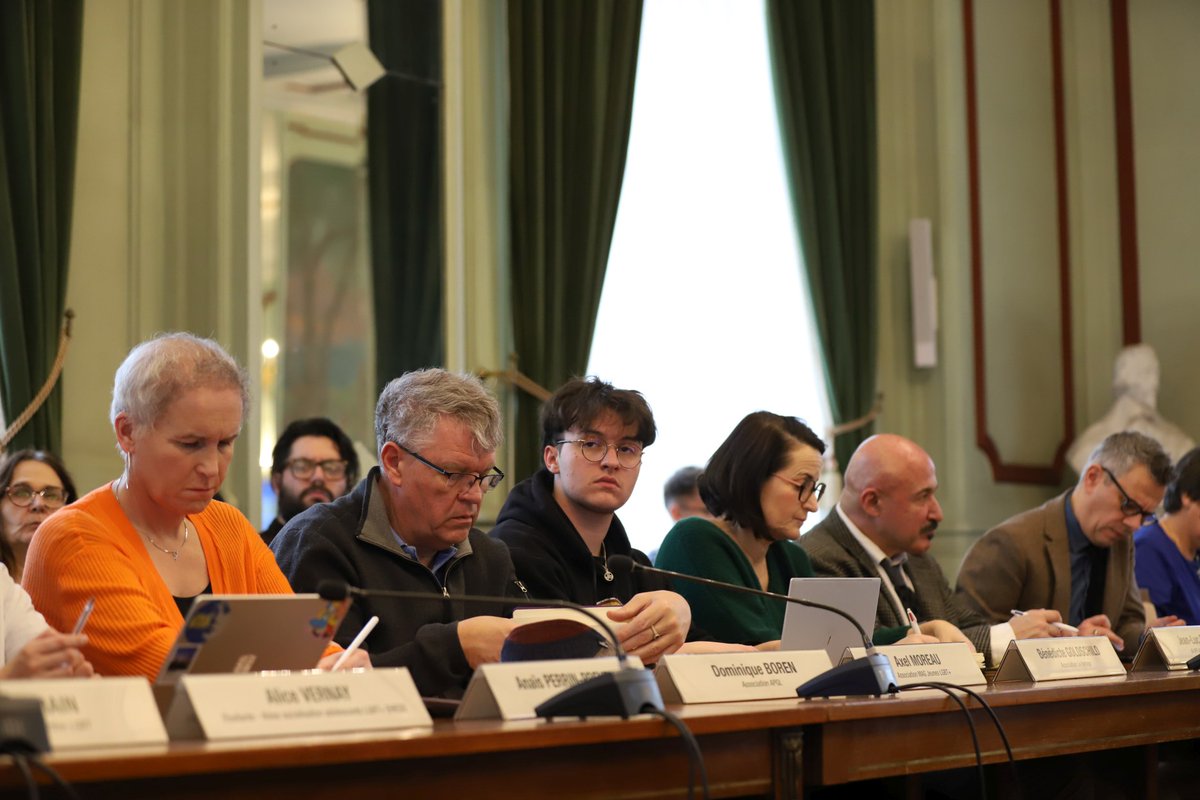 Academie_Paris's tweet image. #COPIL de l’Observatoire académique de prévention et de lutte contre les LGBTphobies 🌈
Les cadres de l’académie de Paris, chefs d’établissements, élus du #CAVL, institutions, associations s'engagent contre les discriminations anti-LGBT+.
🔎 Nos actions : ac-paris.fr/l-academie-de-…