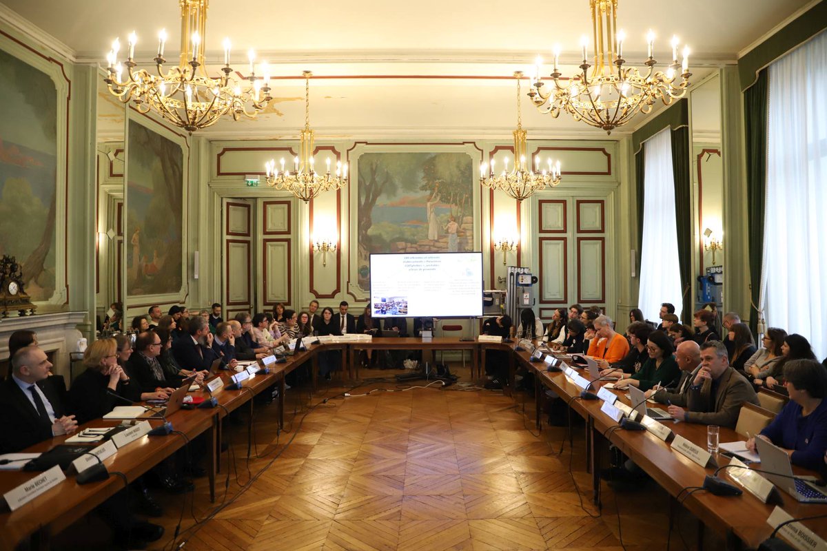 Academie_Paris's tweet image. #COPIL de l’Observatoire académique de prévention et de lutte contre les LGBTphobies 🌈
Les cadres de l’académie de Paris, chefs d’établissements, élus du #CAVL, institutions, associations s'engagent contre les discriminations anti-LGBT+.
🔎 Nos actions : ac-paris.fr/l-academie-de-…