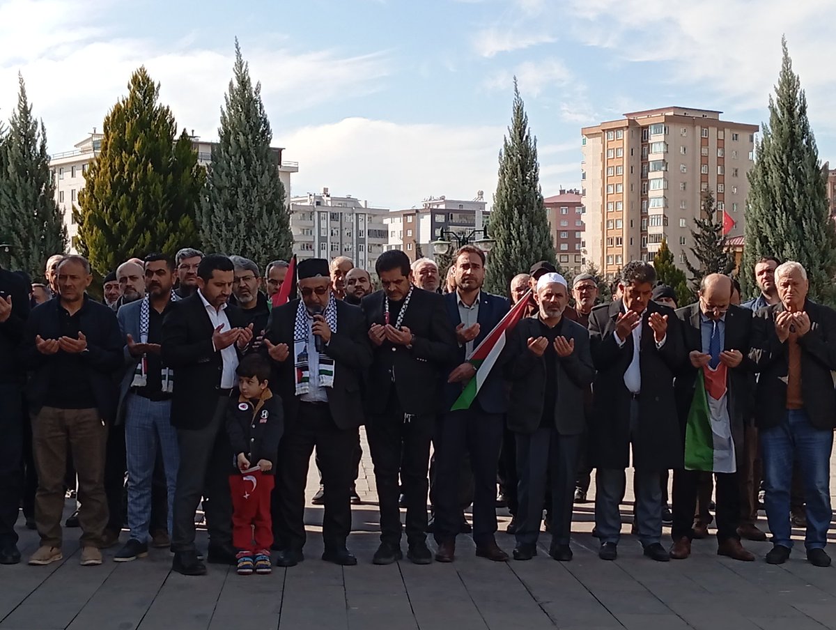 AdemKilincResmi's tweet photo. Şehit izzettin El Kassam Tugayları Komutanlarının Şehadeti münasebetiyle Gazze Kahramanmaraş Dayanışma platformu olarak Esad Coşan Camisi'nde gıyabi cenaze namazı kılıp, dua edildi. Rabbim Şehadetini kabul etsin inşallah
#Haniye
#Sinvar
#Muhammeddeif https://t.co/vf3QjSvws6