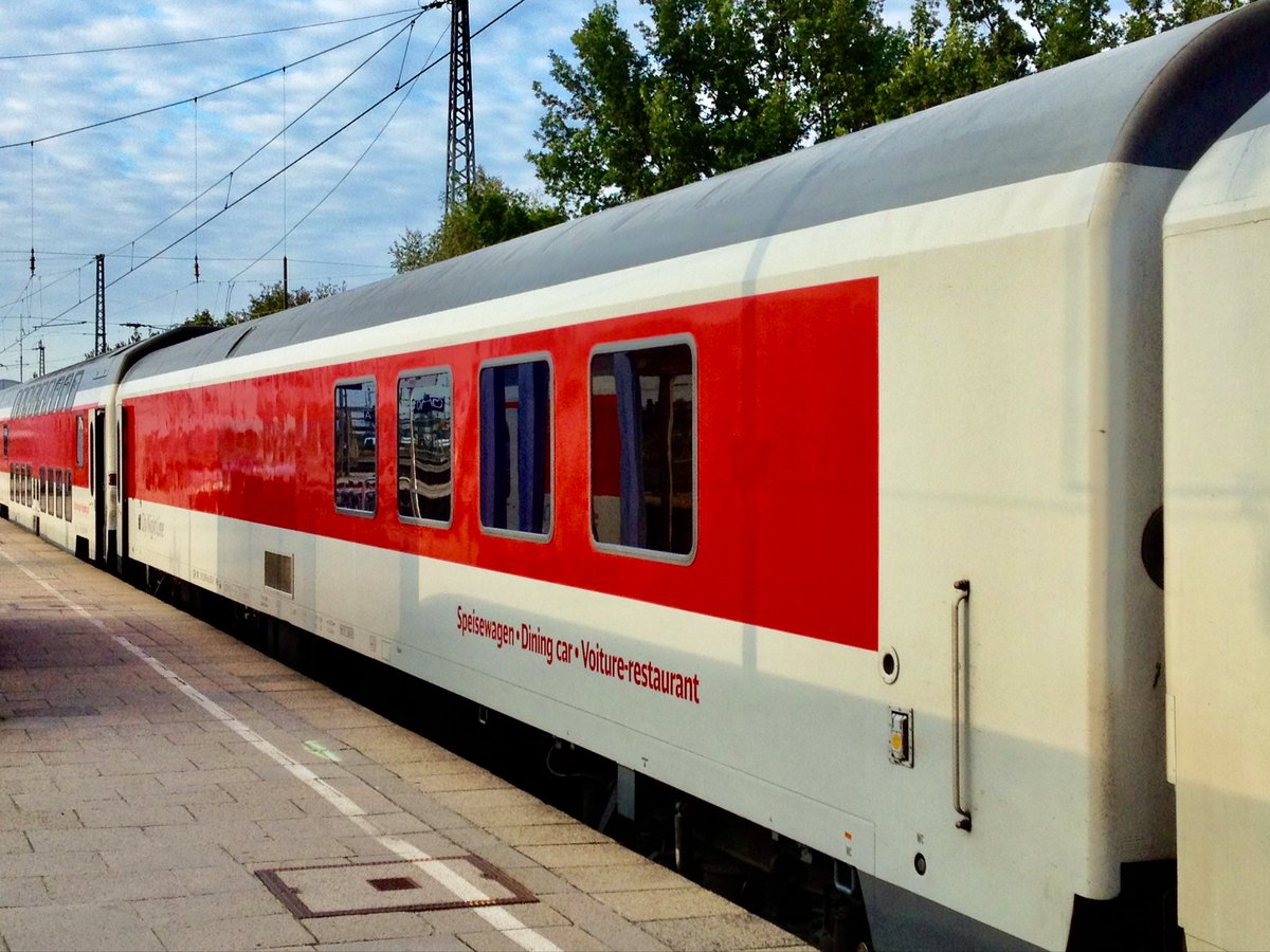 AndreasWiede's tweet photo. #CityNightLine used to operate #SleeperAndEater trains across Europe for a couple of years. Pictured here is #CNL #Komet at #Hamburg 🇩🇪 Altona, bound for #Zurich🇨🇭. The train included a @_DiningCar positioned between the double-decker sleepers and the couchette cars. August 2013. https://t.co/aU1yNjk47E