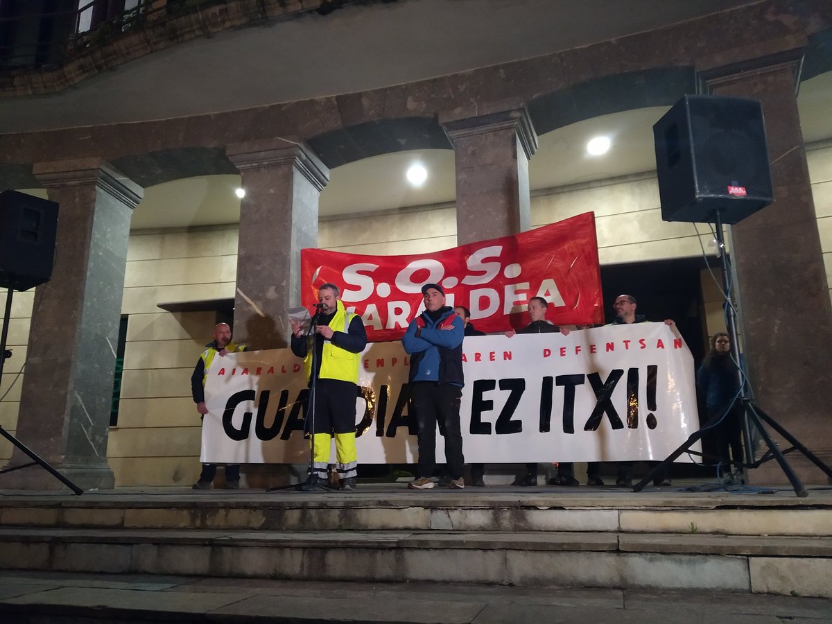 LABaiara's tweet image. Aiaraldeko ehundaka ta ehundaka langile atera gara kalera Guardianen itxieraren aurka. 
Giza katea eta manifestazioa. 

📢Aiaraldeko enpleguaren defentsan!✊ 
📢Guardian ez itxi!! 
#SOSaiaraldea