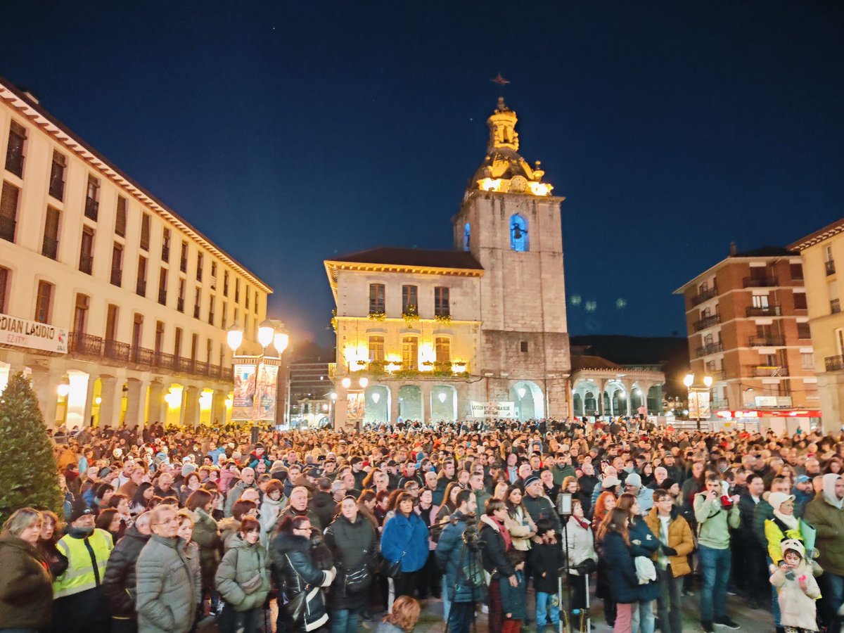 LABaiara's tweet image. Aiaraldeko ehundaka ta ehundaka langile atera gara kalera Guardianen itxieraren aurka. 
Giza katea eta manifestazioa. 

📢Aiaraldeko enpleguaren defentsan!✊ 
📢Guardian ez itxi!! 
#SOSaiaraldea