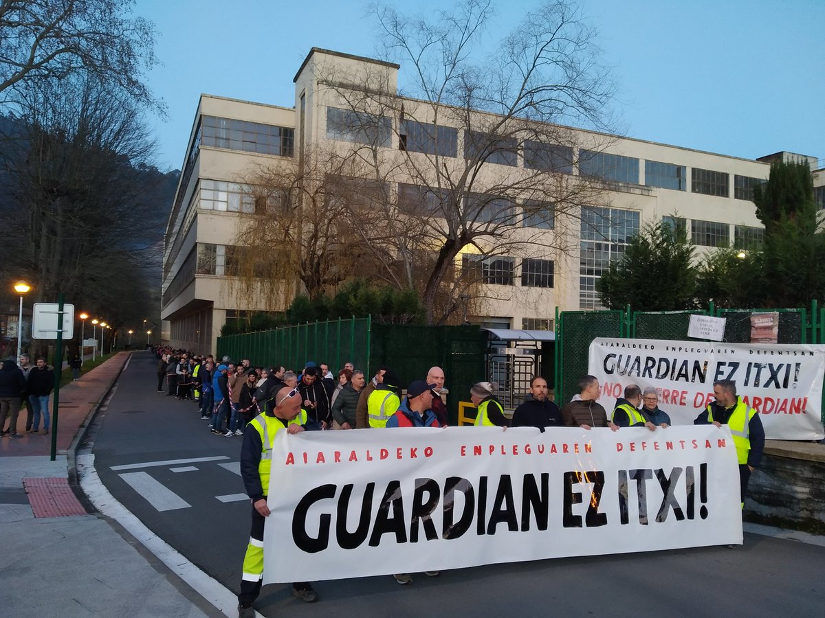 LABaiara's tweet image. Aiaraldeko ehundaka ta ehundaka langile atera gara kalera Guardianen itxieraren aurka. 
Giza katea eta manifestazioa. 

📢Aiaraldeko enpleguaren defentsan!✊ 
📢Guardian ez itxi!! 
#SOSaiaraldea