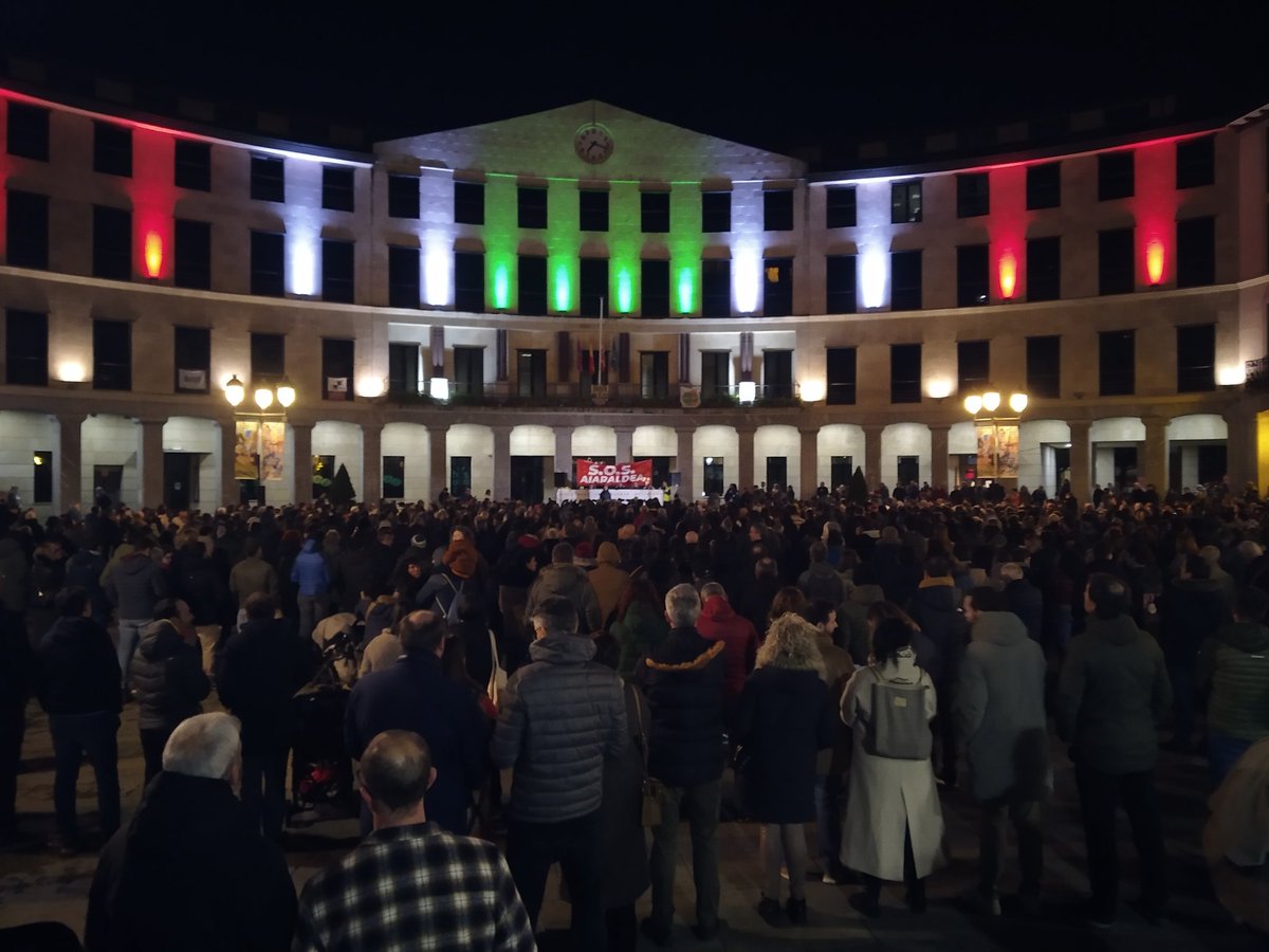 LABaiara's tweet image. Aiaraldeko ehundaka ta ehundaka langile atera gara kalera Guardianen itxieraren aurka. 
Giza katea eta manifestazioa. 

📢Aiaraldeko enpleguaren defentsan!✊ 
📢Guardian ez itxi!! 
#SOSaiaraldea