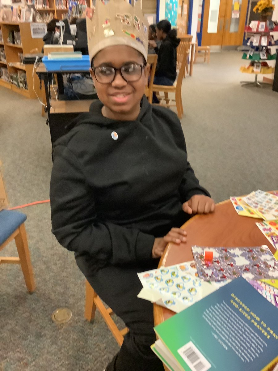 SmallwoodMedia's tweet photo. Today our ACHIEVE students made Reading Crowns in anticipation of #WorldReadAloudDay on Feb. 5! @SmallwoodMS @CCPSlibraries https://t.co/OyDH1rXSf8