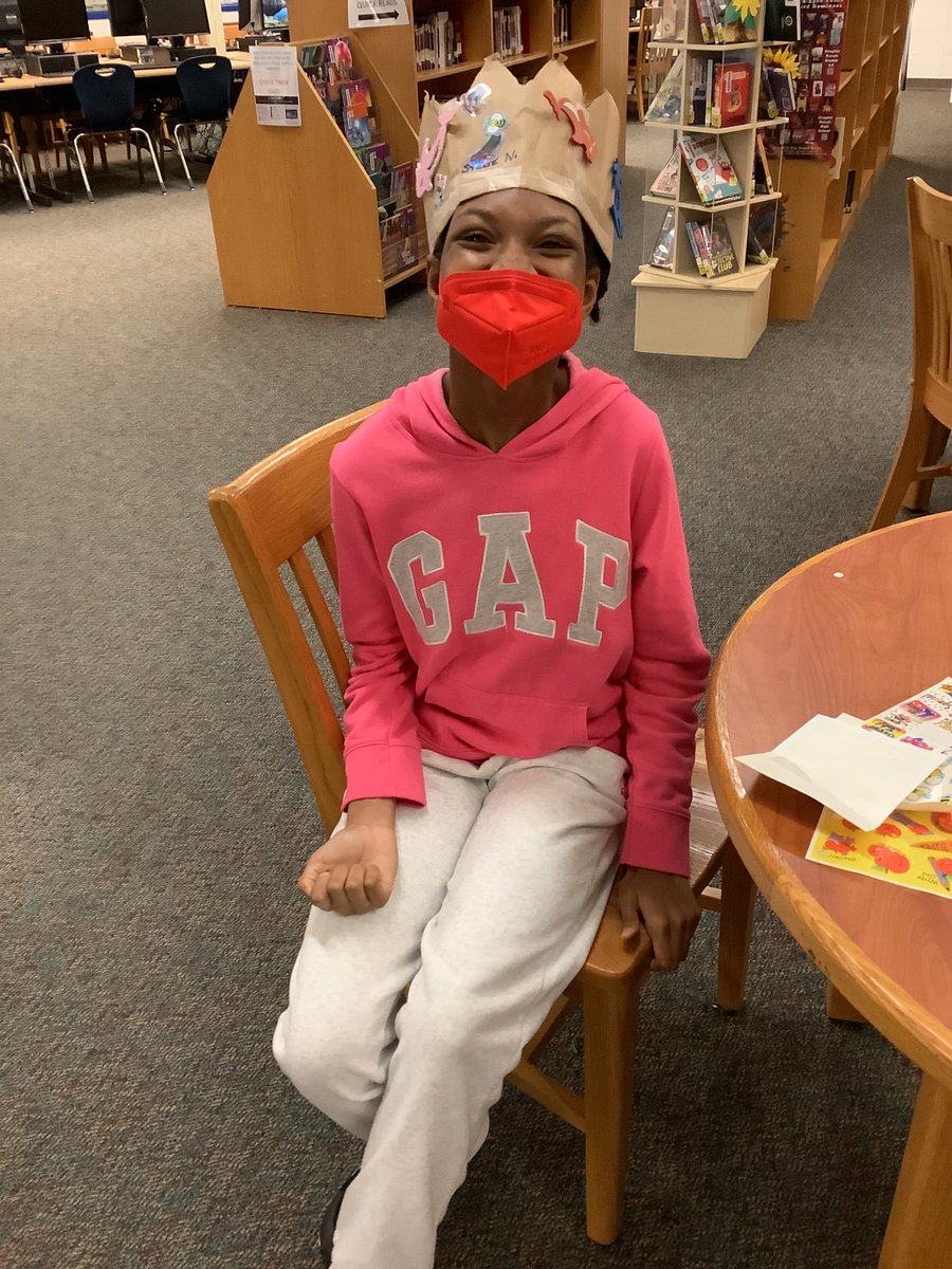 SmallwoodMedia's tweet photo. Today our ACHIEVE students made Reading Crowns in anticipation of #WorldReadAloudDay on Feb. 5! @SmallwoodMS @CCPSlibraries https://t.co/OyDH1rXSf8