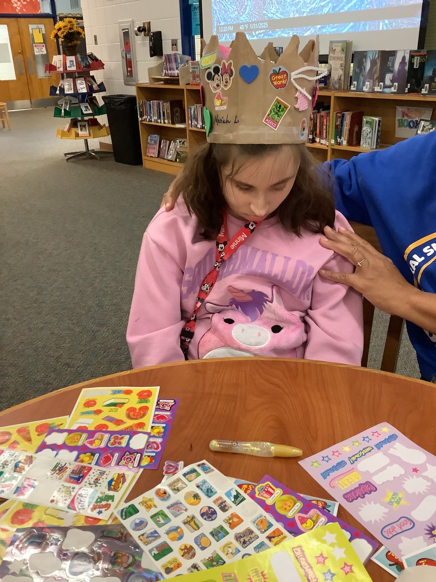 SmallwoodMedia's tweet photo. Today our ACHIEVE students made Reading Crowns in anticipation of #WorldReadAloudDay on Feb. 5! @SmallwoodMS @CCPSlibraries https://t.co/OyDH1rXSf8