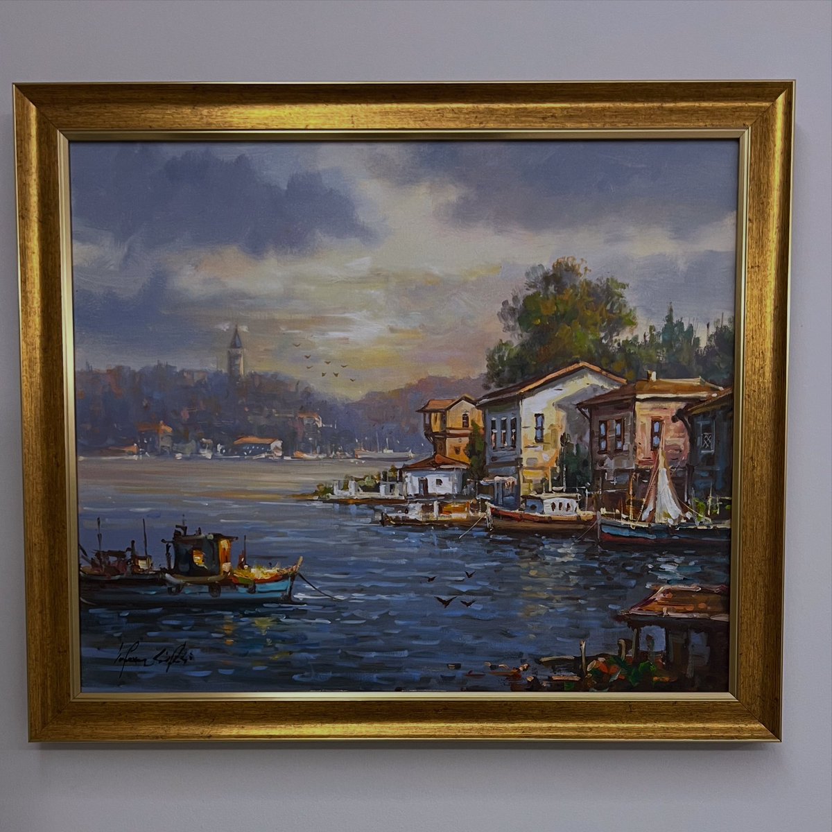 Yağlı boya sanatının usta dokunuşlarıyla hayat bulan bu eşsiz eser, İstanbul’un huzurlu boğaz koylarından birine açılan bir pencere gibi… 🏡⛵ Gökyüzüne yansıyan pastel tonlar, suyun dingin ritmi ve tarihi dokusu korunmuş ahşap yalılar, adeta izleyeni içine çekiyor.

İrfan