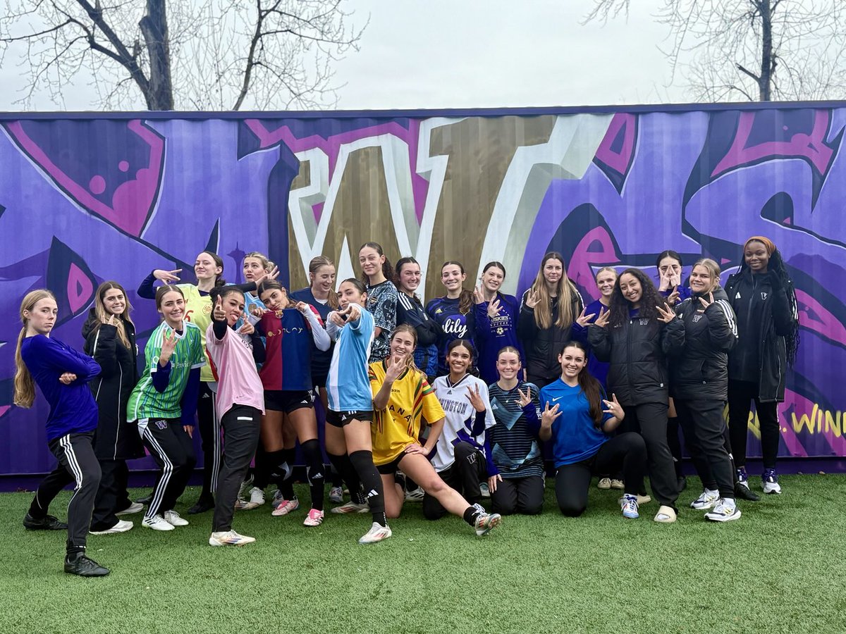 CoachVanDykeUW's tweet image. 5 a-side Friday is back! #JerseyDay #WinterDawgs ⁦@UW_WSoccer⁩