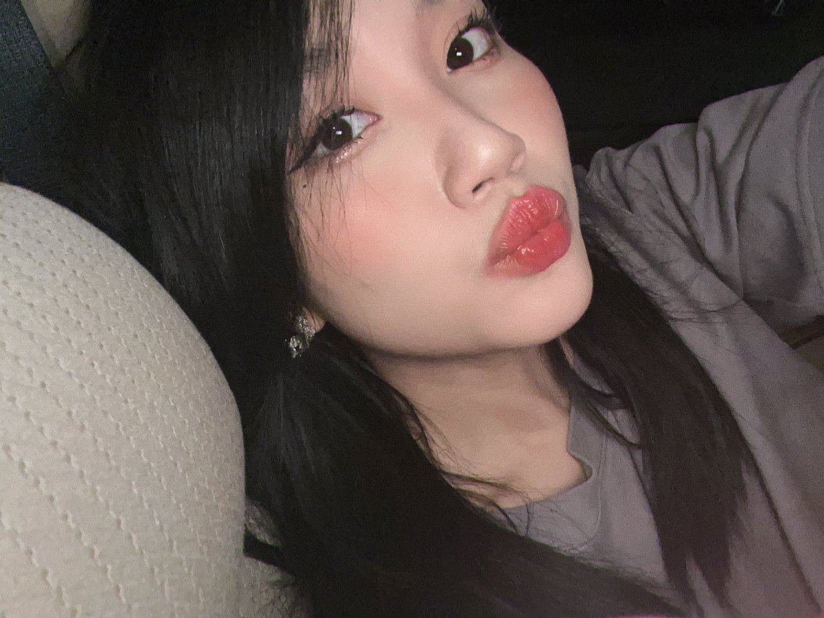 leejaeheei's tweet photo. 'm cozier than a cat in a cashmere sweater, and feeling more myself than a clone at a family reunion. quick, someone call the self-love police 'cause i'm about to break the law with this selfie! anyone else riding this confidence rollercoaster with a first-class ticket? it's me! https://t.co/OjXAiRDtlZ