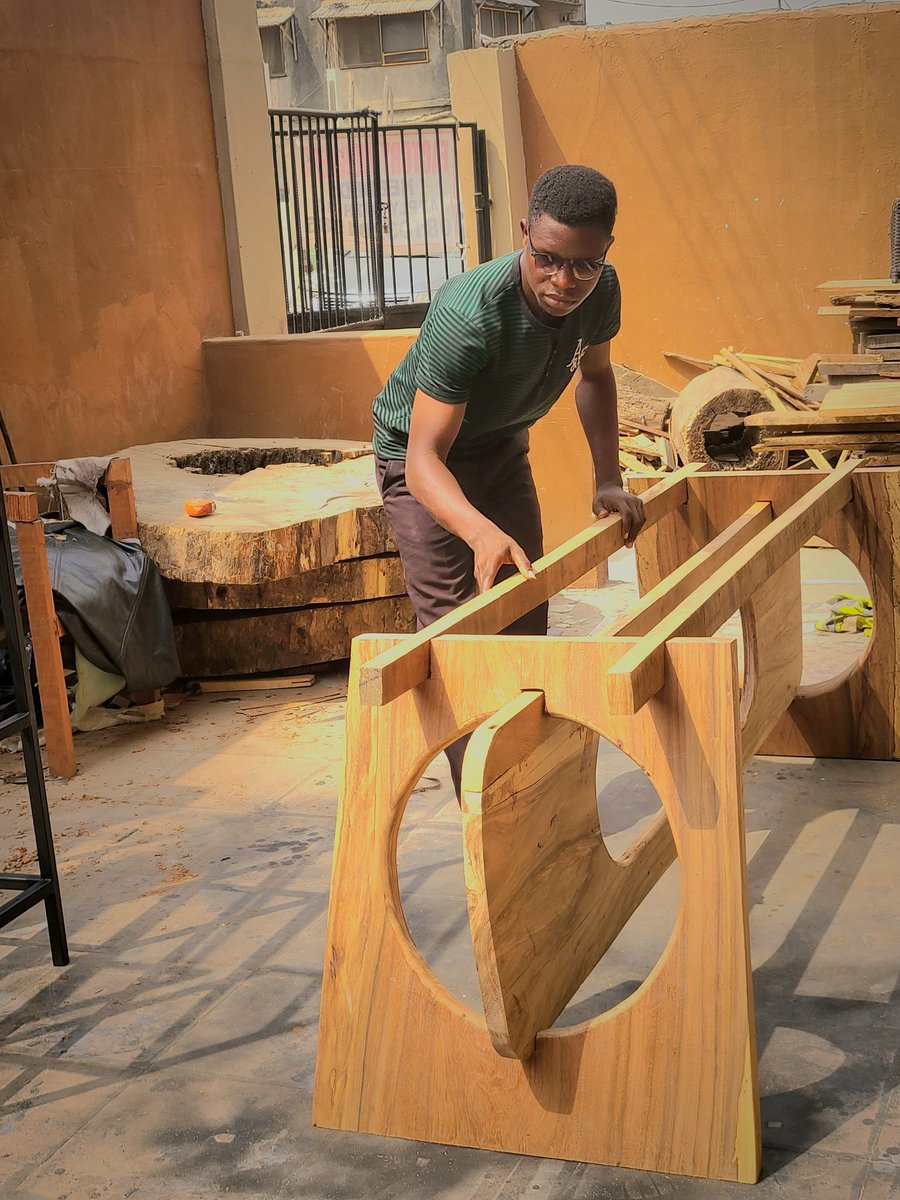 ApexSnr's tweet photo. @ApexSnr 
Monitoring + Executing 

#woodworking #furniture #interiordesigner #davido https://t.co/PbwNosi87o