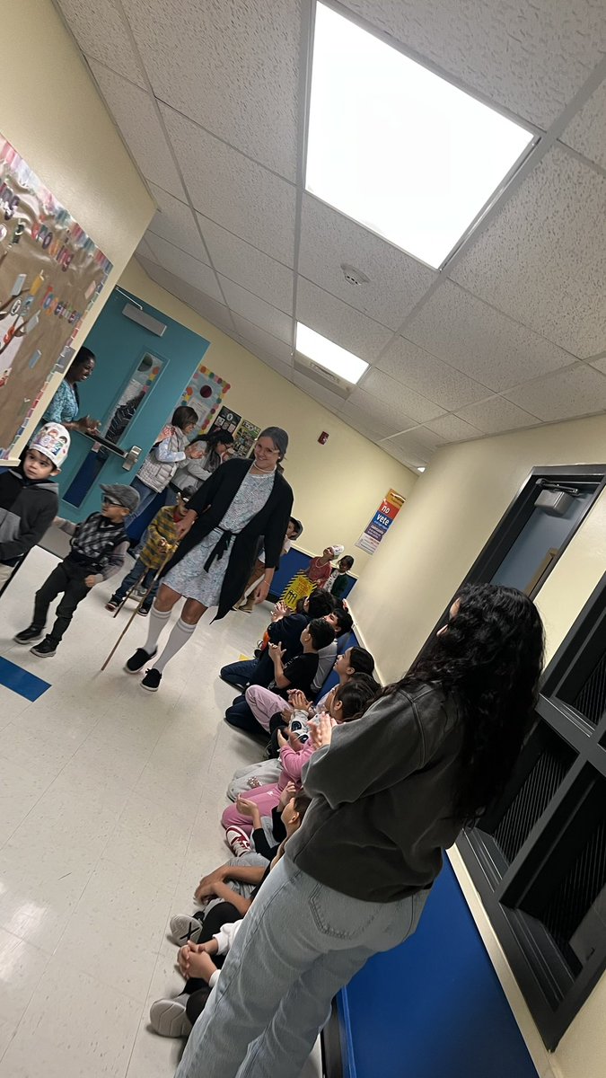 RRISDPK's tweet image. Our students have been with us 100 whole days! So much to celebrate- from learning routines to making new friends. We can’t wait to see how much our youngest learners grow! @adilyn_pehrson @AndersonMillEl @jsvp23_julia @molina317