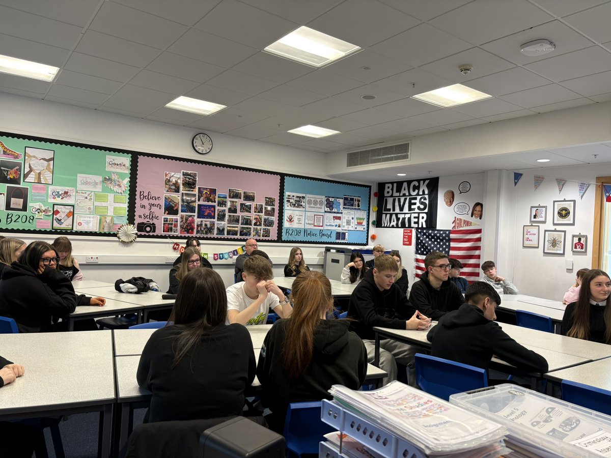 It was great to have a visit to Auchmuty High School from Jenny Gilruth our Constituency MSP for a Q&amp;A session with some of our S4 Modern Studies pupils this morning. 

Thank you so much for visiting us and providing excellent real life examples for our exams and assessments 😊