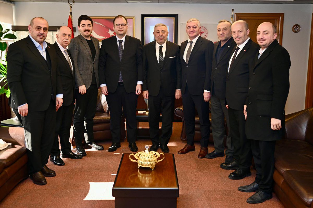 Hemşehrimiz, İstanbul İl Sağlık Müdürü Doç. Dr. Abdullah Emre Güner’i makamında ziyaret ettik. Misafirperverliği ve sağlık alanındaki değerli katkıları için kendisine teşekkür ediyor, çalışmalarında başarılar diliyoruz.
İsmail ŞATIROĞLU
TDF Genel Başkanı