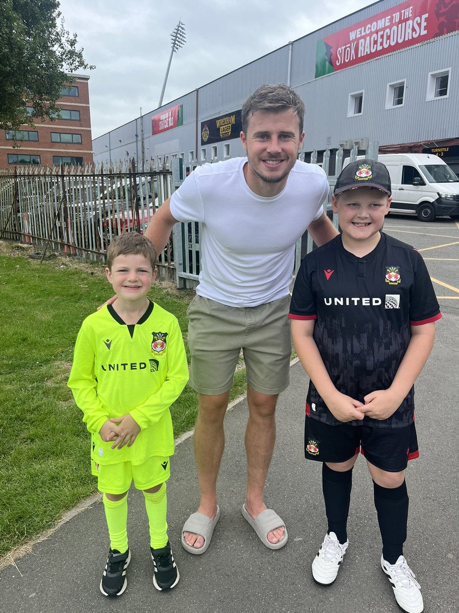 beth_p21's tweet photo. @_JamesJones96 @Wrexham_AFC Good Luck James. Thank you for always being so lovely with my boys whenever they asked for a photo ❤️ https://t.co/71p3B4nkZE