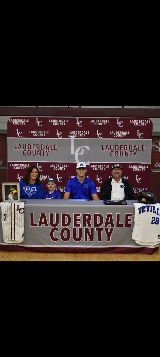 CountyBoysBaseb's tweet photo. Congratulations to Skylar Tucker on signing with @BevillBaseball today! https://t.co/0MANn2eIIE