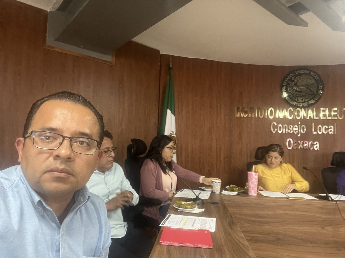 VasquezEdwin_'s tweet photo. Me encuentro en Sesión Ordinaria de la Comisión Local de Vigilancia del INE en el estado de Oaxaca, donde tratamos asuntos relacionados con módulos de atención ciudadana, padrón electoral, listado nominal y cartografía correspondiente. 
#PRIOaxaca https://t.co/g5epMOCudA