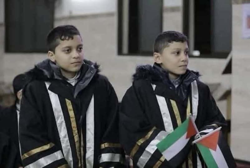 صورة لأبناء رئيس أركان القسام الشهيد القائد محمد الضيف (ابو خالد)
اثناء تكريمهم لحفظهم كتاب الله 💚