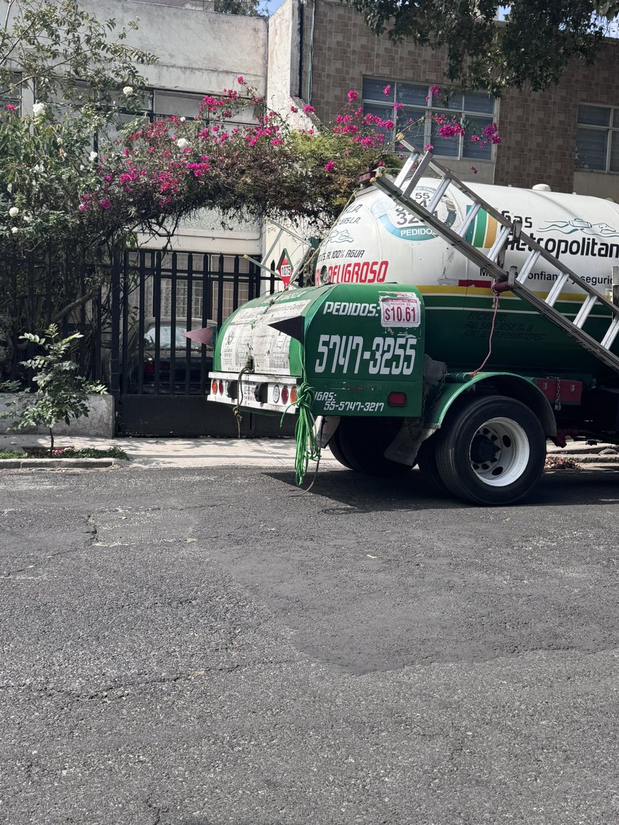 LizettBarbie's tweet photo. #queja Pipa de gas que dejó estacionado en la puerta de mi casa  y no puedo sacar mi auto y no está el chofer. @locatel_mx @GasMetropolitan https://t.co/z2JdRHBcCe