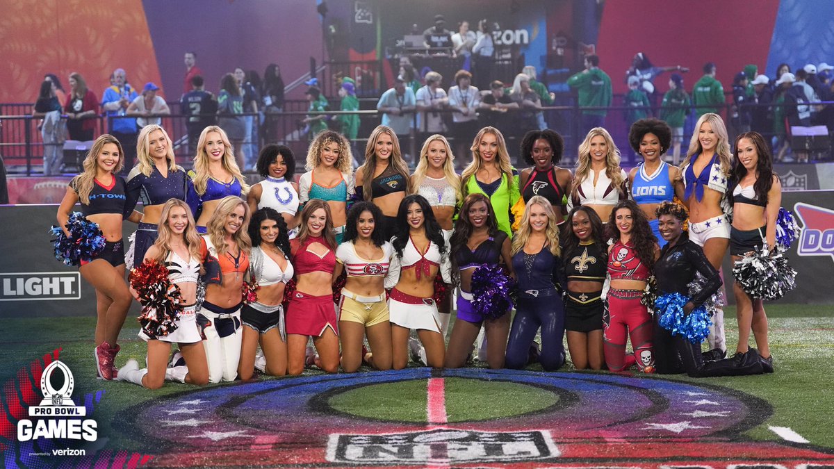 BroncosCheer's tweet photo. Picture perfect memories from last night’s Skills Showdown!

#ProBowlGames | #ProBowlCheerleaders https://t.co/0mYU3JP69i